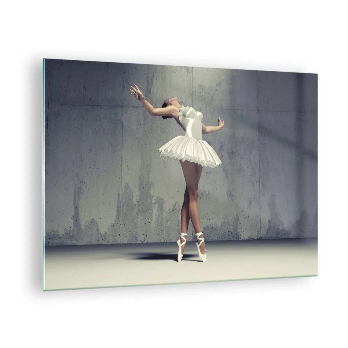 Schilderen op glas - Een ballerina in een witte jurk tegen een ruwe muur - 70x50cm - Licht als een vogel - Moderne wanddecoratie voor woonkamer en slaapkamer ARTTOR