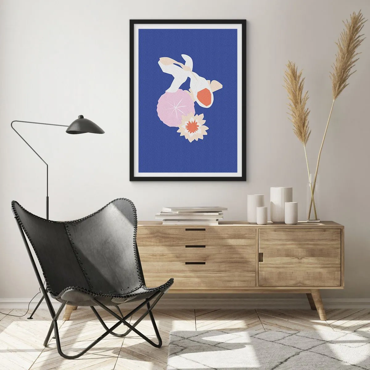 Poster in een zwarte lijst - Koi-vissen omringd door bloemen tegen een intense achtergrond - 50x70cm - Compositie van bloemen en knoppen - Moderne wanddecoratie voor woonkamer en slaapkamer ARTTOR