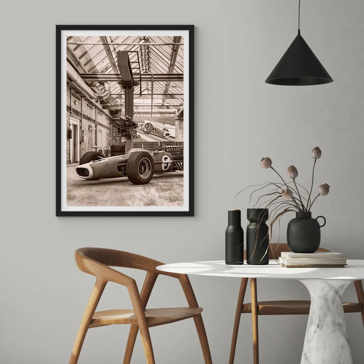 Poster in een zwarte lijst - Iconische racewagen in een industrieel interieur - 50x70cm - De rust van de winnaar - Moderne wanddecoratie voor woonkamer en slaapkamer ARTTOR