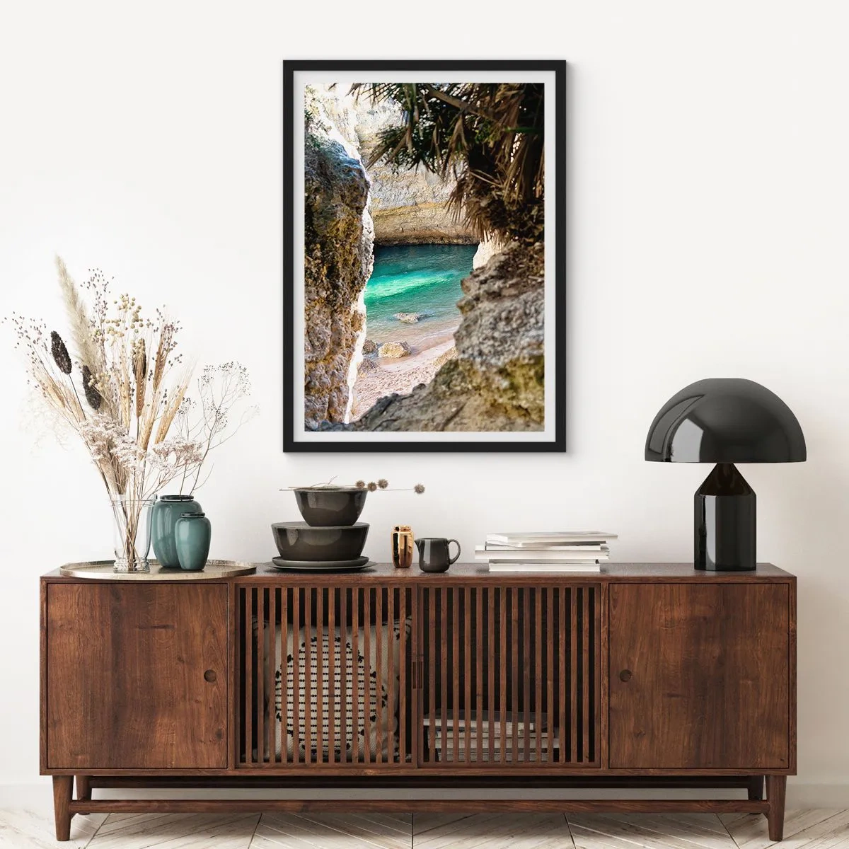 Poster in een zwarte lijst - Uitzicht op het verborgen strand door een rotsachtige kloof - 50x70cm - Turkoois baai - Moderne wanddecoratie voor woonkamer en slaapkamer ARTTOR