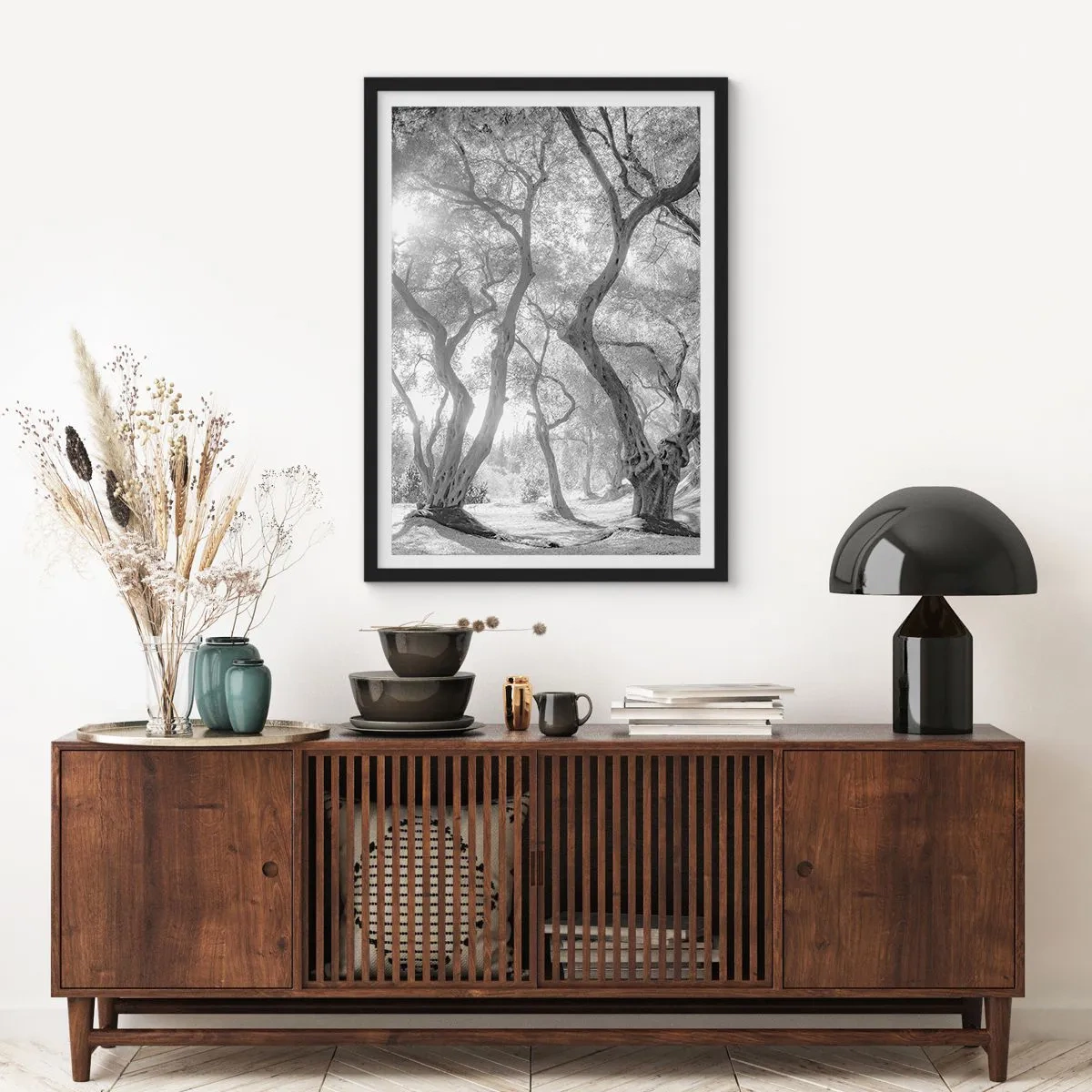 Poster in een zwarte lijst - Zwart-witfoto van kronkelende bomen in het zonlicht - 50x70cm - In de olijfboomgaard - Moderne wanddecoratie voor woonkamer en slaapkamer ARTTOR
