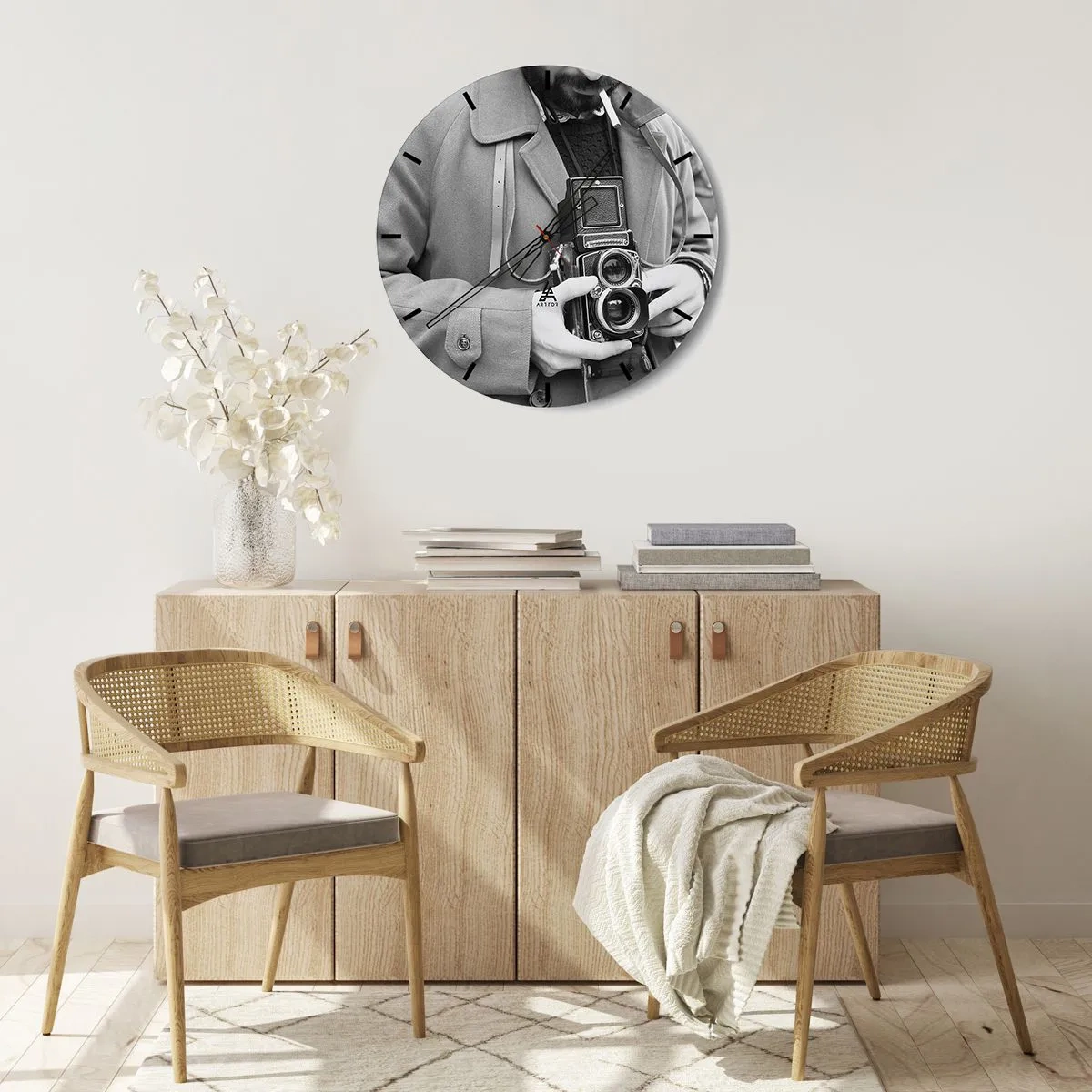 Wandklok - Klok - Man met een retro analoge camera - 30x30cm - Retro stijl - Moderne wanddecoratie voor woonkamer, keuken en slaapkamer ARTTOR