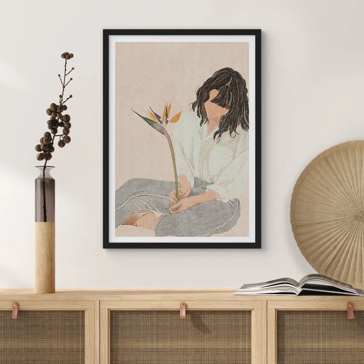 Poster in een zwarte lijst - Portret van een vrouw die een exotische bloem vasthoudt, met een delicate toets van kleur - 50x70cm - Portret met een exotische bloem - Moderne wanddecoratie voor woonkamer en slaapkamer ARTTOR