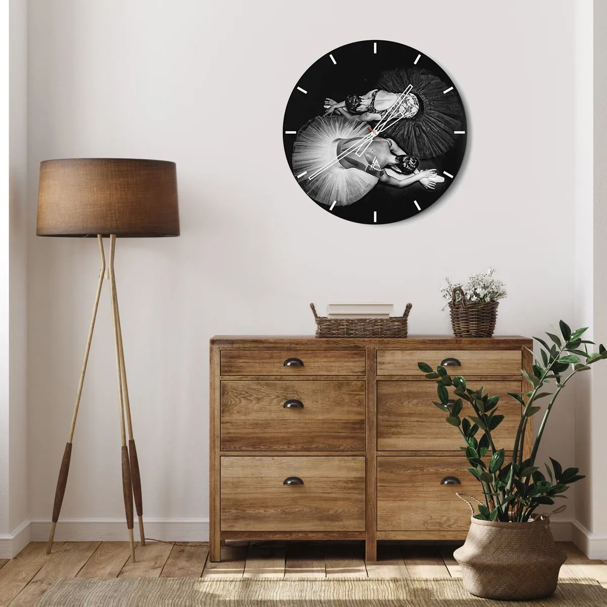 Wandklok - Klok - Een astronaut die in de ruimte boven de aarde zweeft - 30x30cm - Jin en Jang - perfecte balans - Moderne wanddecoratie voor woonkamer, keuken en slaapkamer ARTTOR
