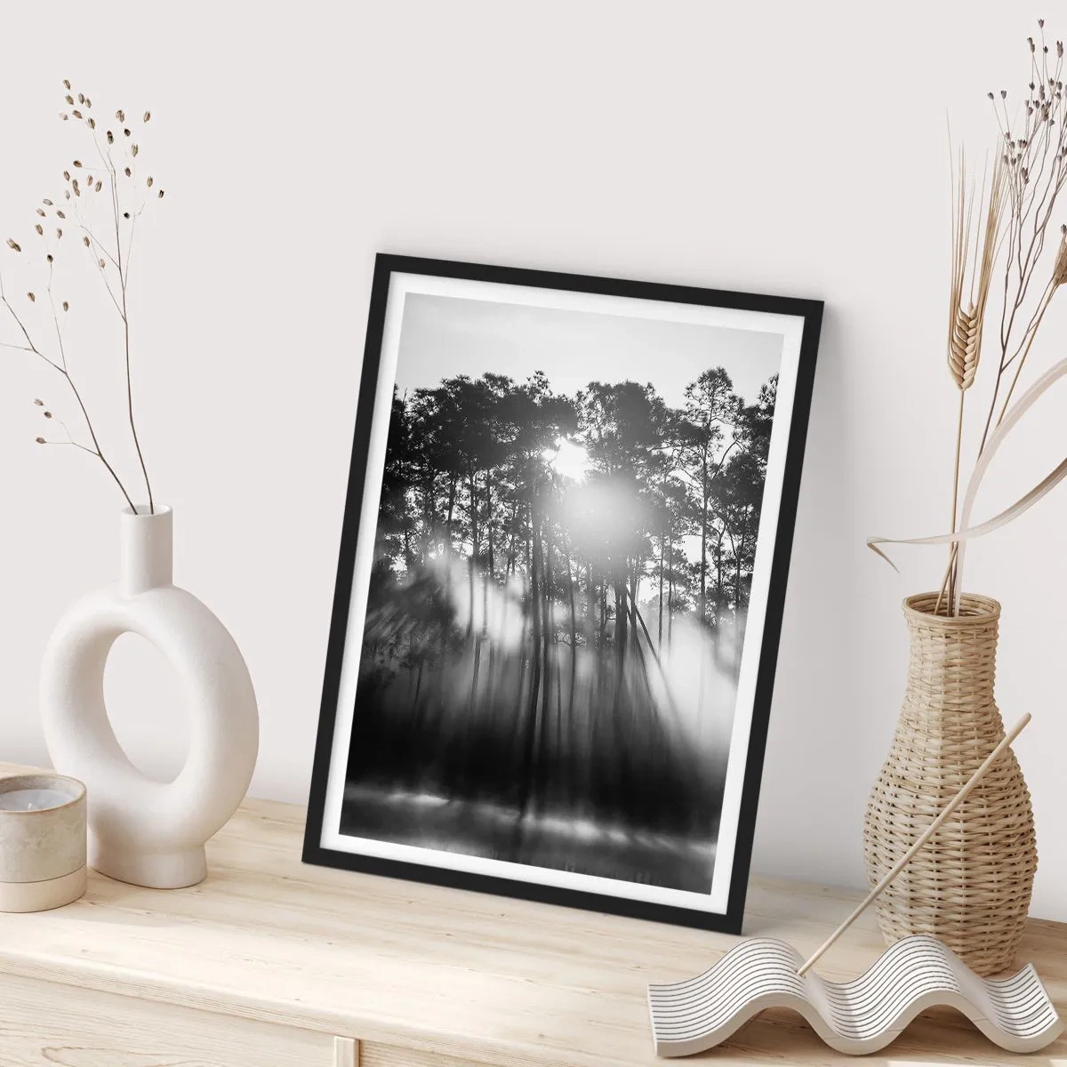 Poster in een zwarte lijst - Zwart-wit boslandschap met zonnestralen in de mist - 50x70cm - Niet te stoppen zon - Moderne wanddecoratie voor woonkamer en slaapkamer ARTTOR