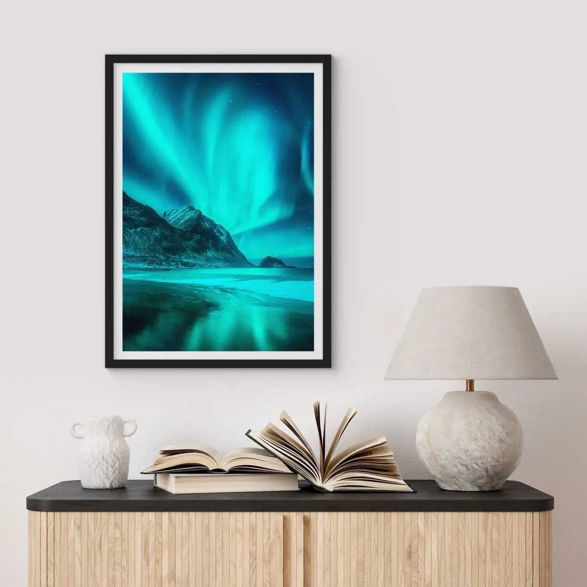Poster in een zwarte lijst - Een fotografische opname van het noorderlicht boven een bergachtig landschap - 50x70cm - Wonderen van het Noorden - Moderne wanddecoratie voor woonkamer en slaapkamer ARTTOR
