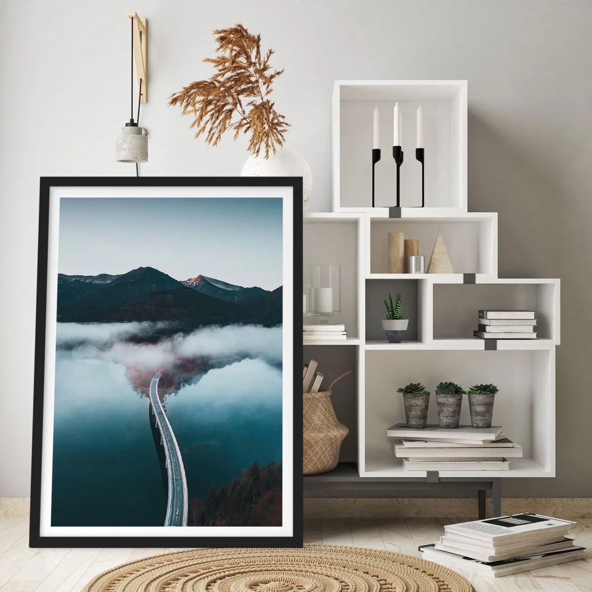 Poster in een zwarte lijst - Een brug over een rustig meer, met de bergen op de achtergrond weerspiegeld. - 50x70cm - Over water zo glad als een spiegel - Moderne wanddecoratie voor woonkamer en slaapkamer ARTTOR