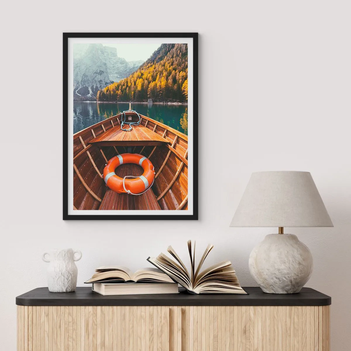 Poster in een zwarte lijst - Een houten boot op een meer omgeven door bergen - 50x70cm - Bergtocht - Moderne wanddecoratie voor woonkamer en slaapkamer ARTTOR