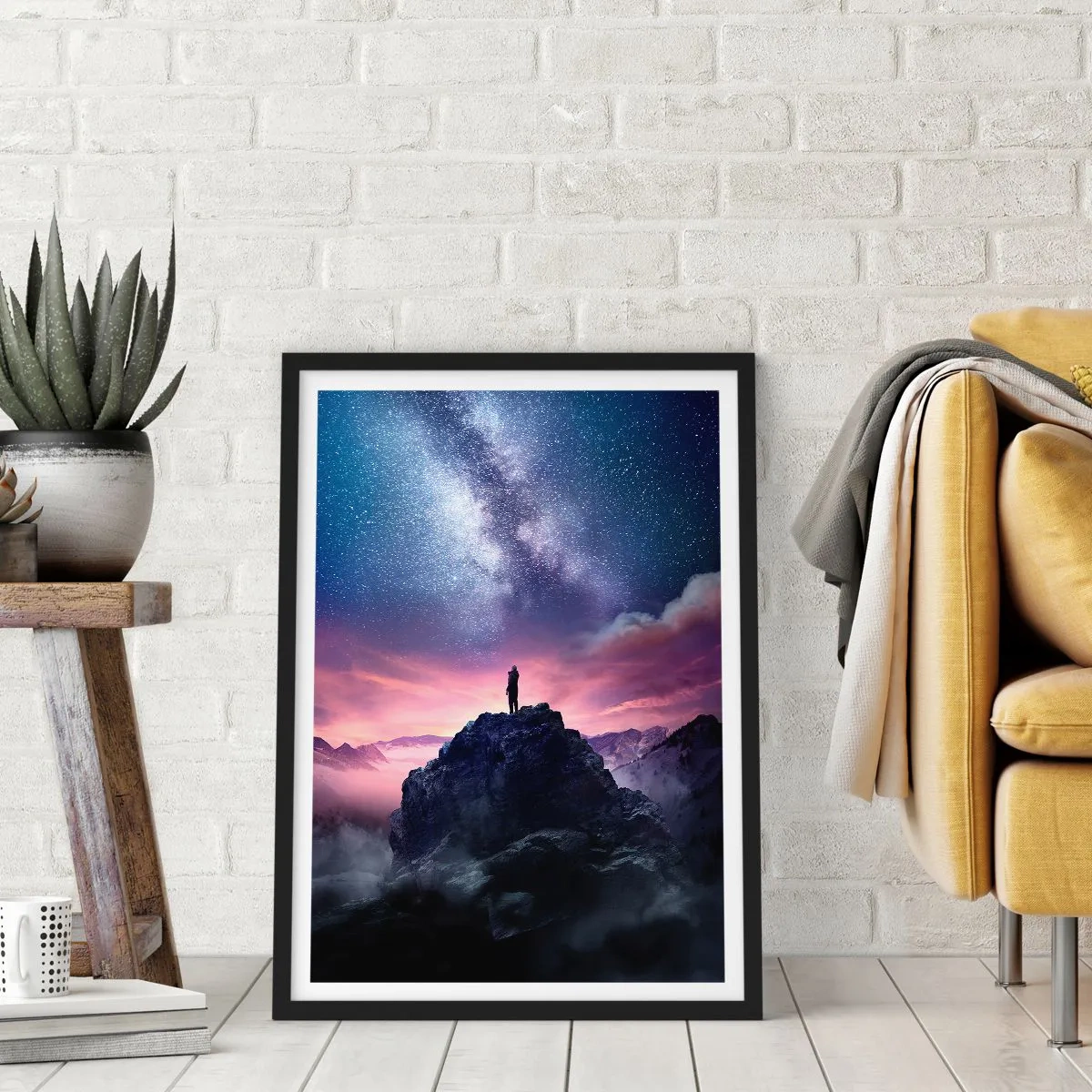 Poster in een zwarte lijst - Silhouet van een persoon op een bergtop onder een sterrenhemel - 50x70cm - En hij voelde het leven - Moderne wanddecoratie voor woonkamer en slaapkamer ARTTOR
