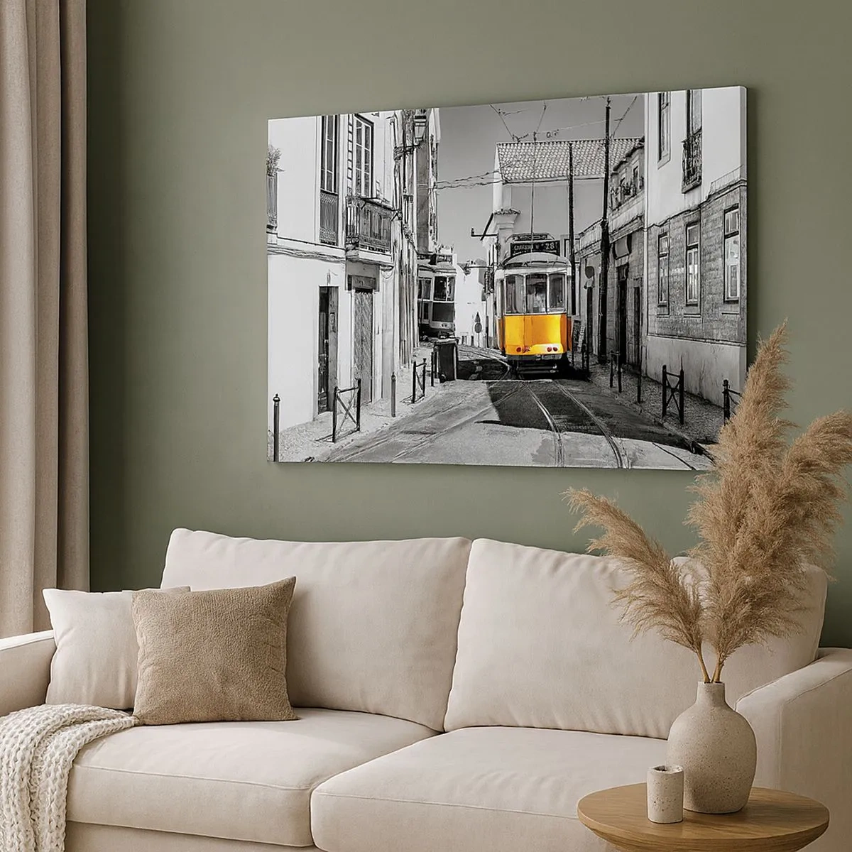 Schilderen op canvas - Een gele tram op de straten van Lissabon in een monochrome setting - 70x50cm - De geest van Lissabon - Moderne wanddecoratie voor woonkamer en slaapkamer ARTTOR