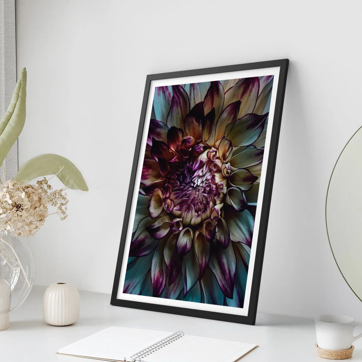 Poster in een zwarte lijst - Macrofotografie van donkere dahlia's in tinten paars en goud - 50x70cm - De hoogtijdagen van de jeugd - Moderne wanddecoratie voor woonkamer en slaapkamer ARTTOR