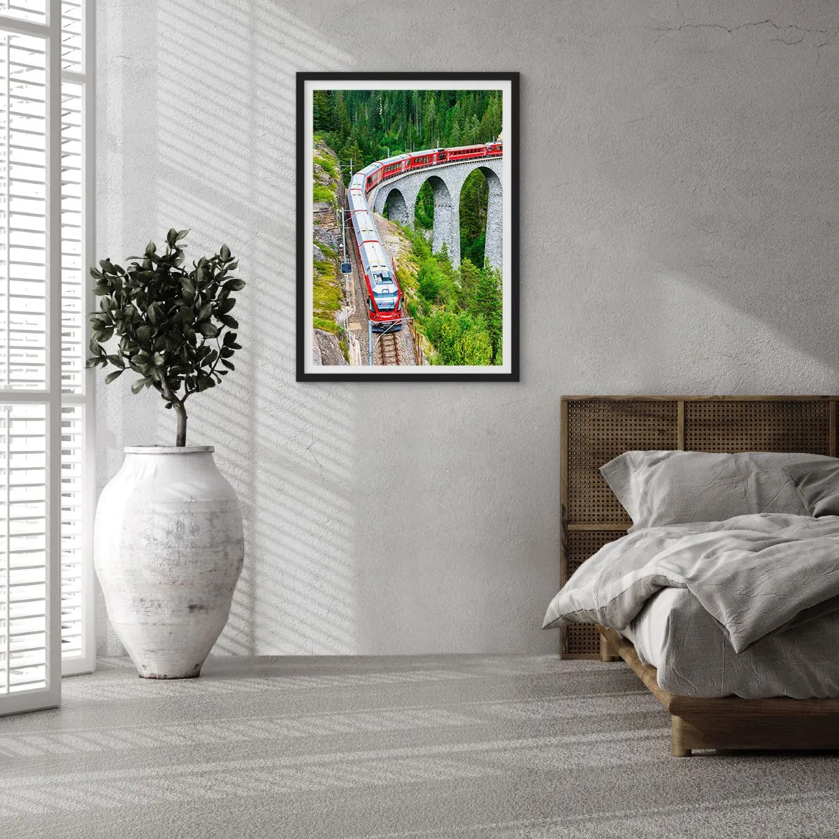 Poster in een zwarte lijst - Een rode trein op een viaduct omgeven door een groen bos - 50x70cm - Spoorlijn voor uitzicht op de bergen - Moderne wanddecoratie voor woonkamer en slaapkamer ARTTOR