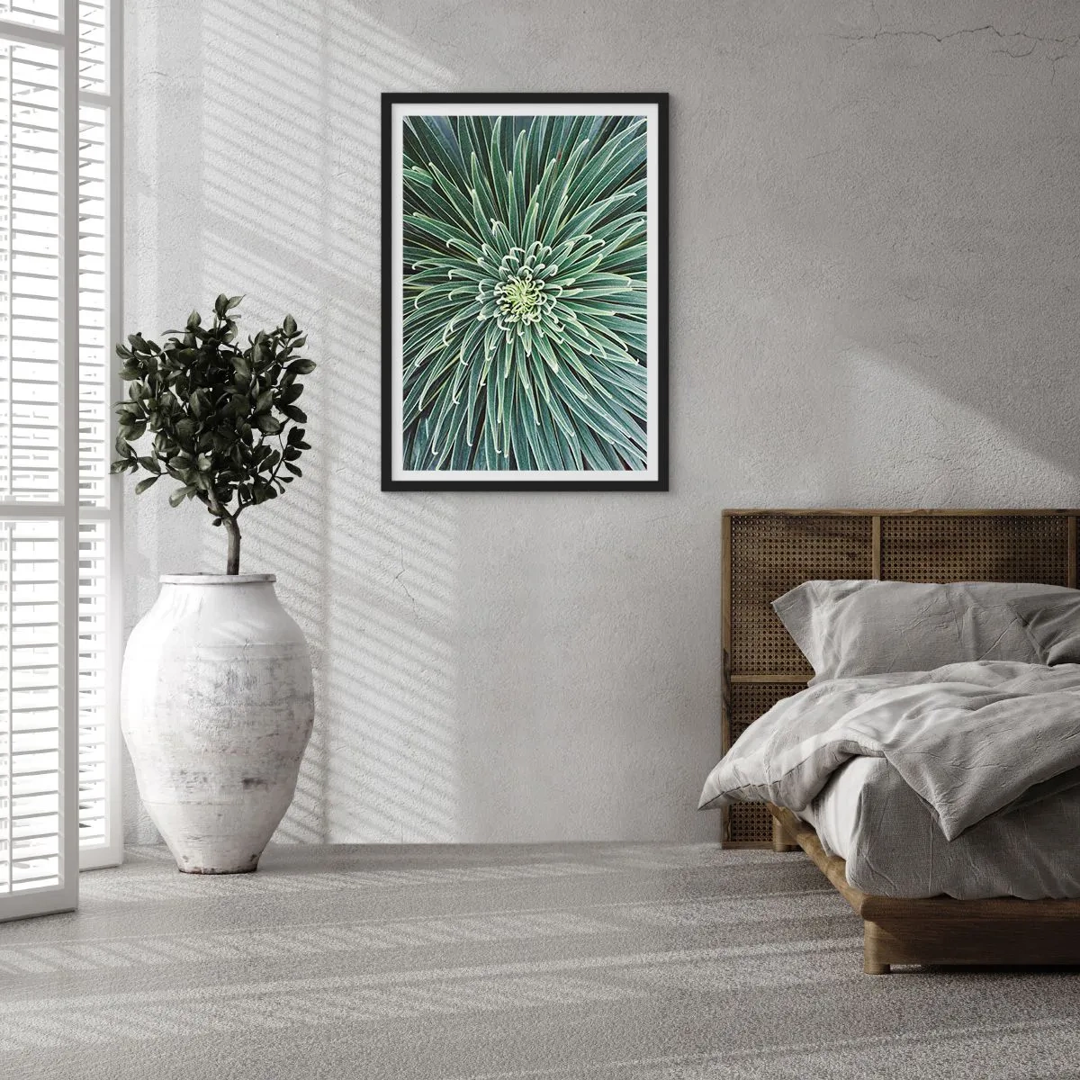 Poster in een zwarte lijst - Een close-up van een groene plant met symmetrische bladeren. - 50x70cm - Een ster is geboren - Moderne wanddecoratie voor woonkamer en slaapkamer ARTTOR