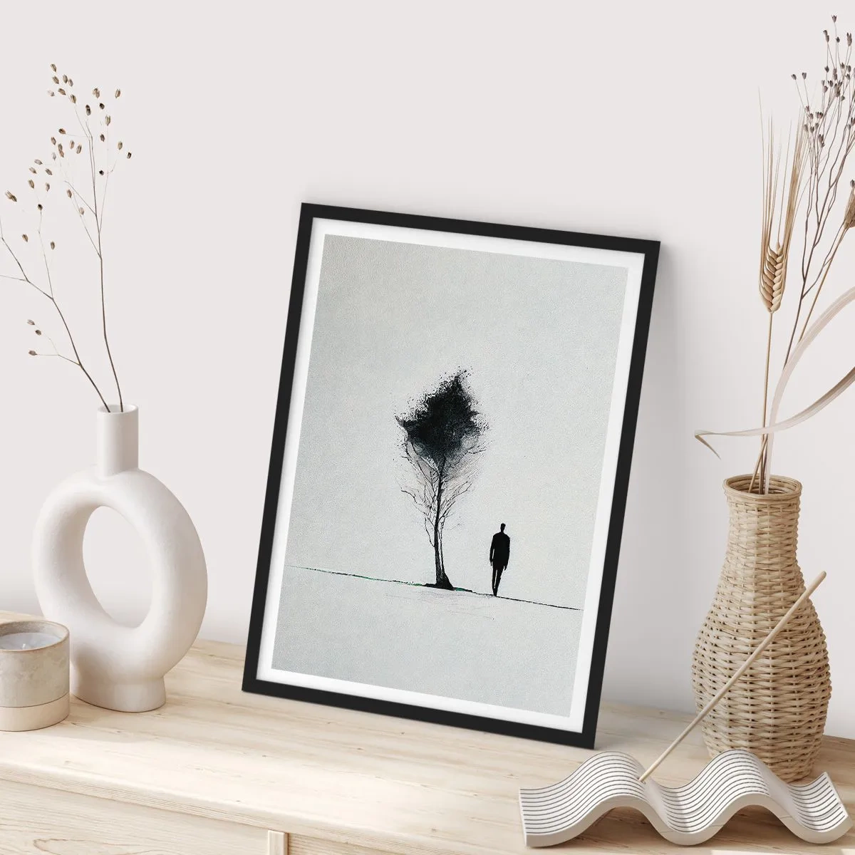 Poster in een zwarte lijst - Een minimalistisch silhouet en een eenzame boom - 50x70cm - Wij dwalen allemaal - Moderne wanddecoratie voor woonkamer en slaapkamer ARTTOR