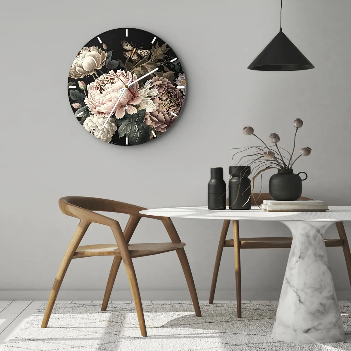 Wandklok - Klok - Rozenpioenen en een vlinder op een zwarte achtergrond in een klassieke stijl - 30x30cm - In barokstijl - Moderne wanddecoratie voor woonkamer, keuken en slaapkamer ARTTOR