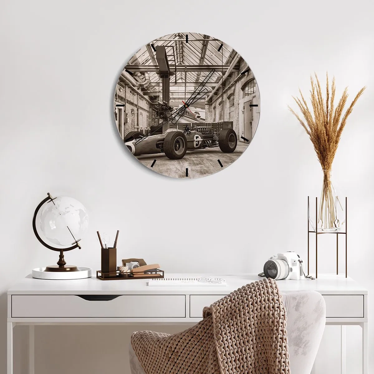 Wandklok - Klok - Een klassieke racewagen in een oude industriële hal - 30x30cm - De rust van de winnaar - Moderne wanddecoratie voor woonkamer, keuken en slaapkamer ARTTOR