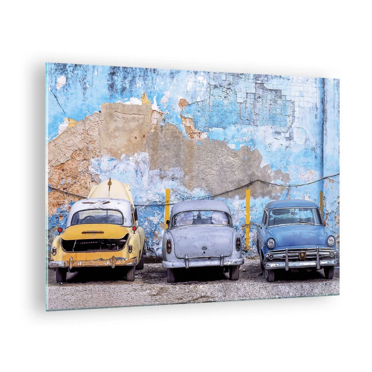 Schilderen op glas - Klassieke auto's tegen de achtergrond van een verwoeste muur - 70x50cm - Veteranenbijeenkomst - Moderne wanddecoratie voor woonkamer en slaapkamer ARTTOR
