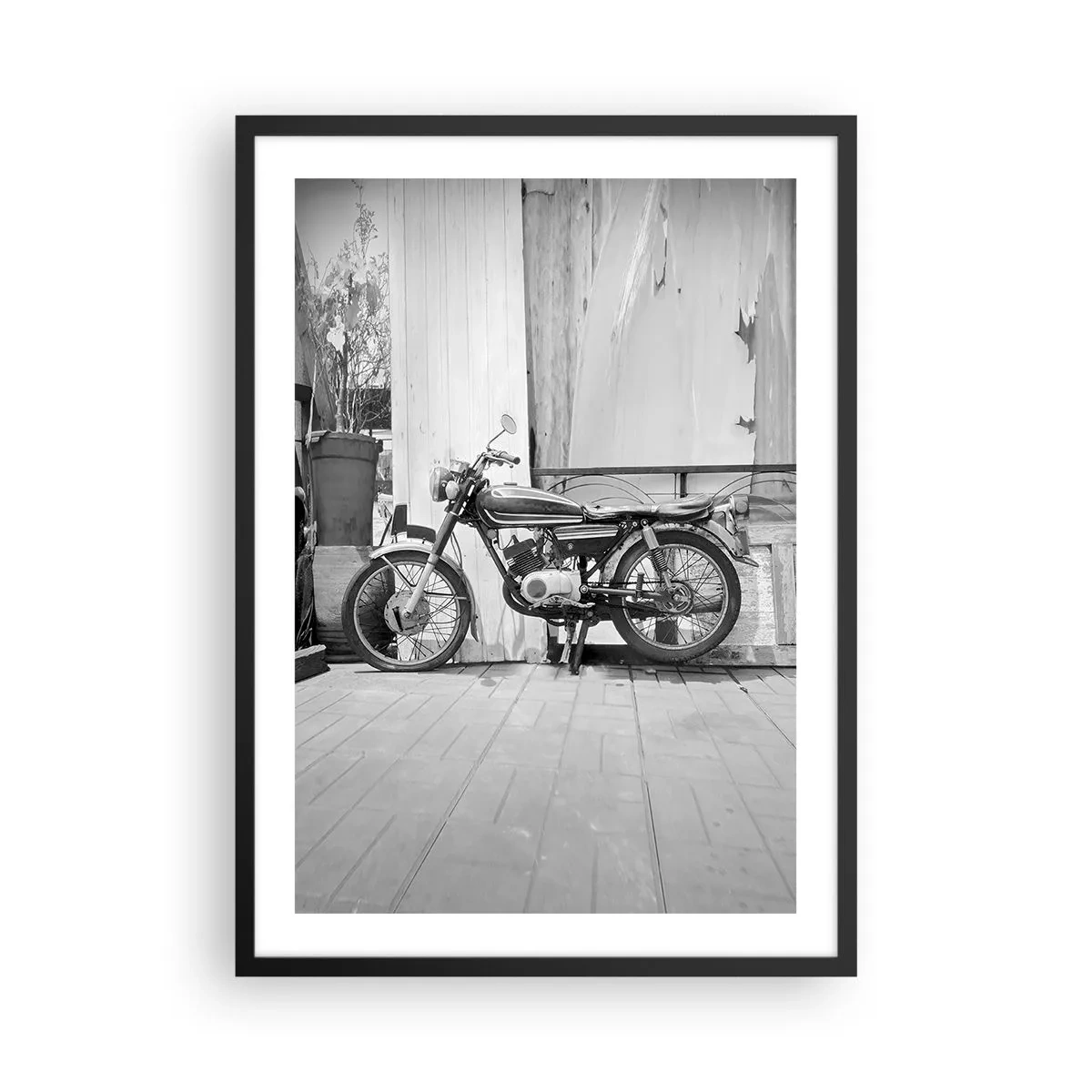 Poster in een zwarte lijst - Retro motorfiets tegen een houten wand - 50x70cm - Klassiek boven alles - Moderne wanddecoratie voor woonkamer en slaapkamer ARTTOR