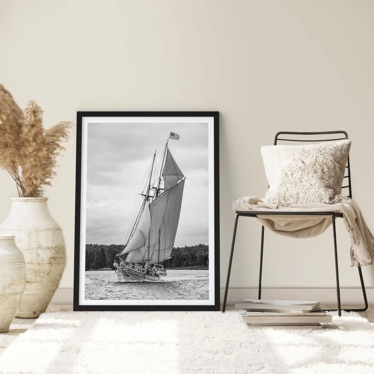Poster in een zwarte lijst - Een zeilschip met grote zeilen dat over de zee vaart in zwart-wit - 50x70cm - Broeders van de wind - Moderne wanddecoratie voor woonkamer en slaapkamer ARTTOR