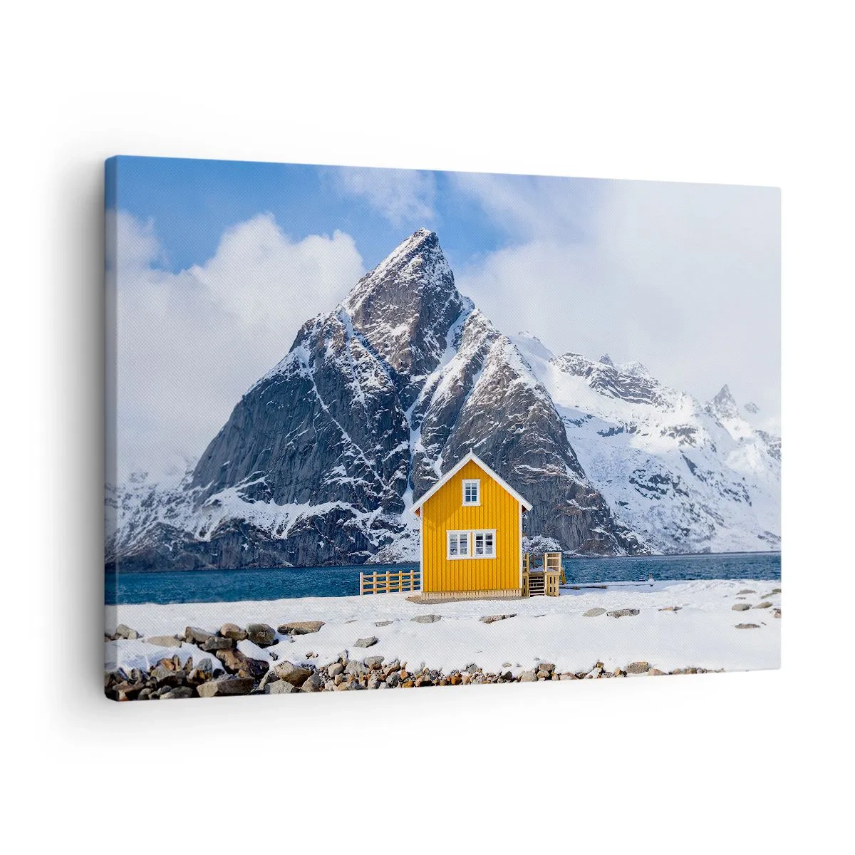 Schilderen op canvas - Een geel huis tegen de achtergrond van besneeuwde bergen en de zee - 70x50cm - Scandinavische vakanties - Moderne wanddecoratie voor woonkamer en slaapkamer ARTTOR
