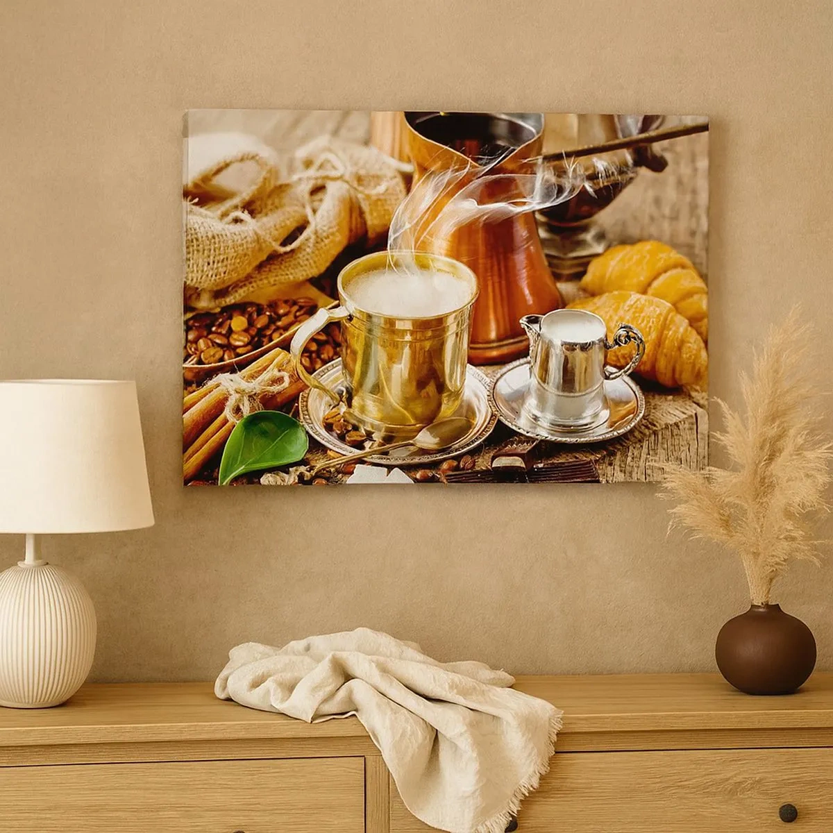 Schilderen op canvas - Een gouden mok koffie omringd door bonen, kannen en croissants - 70x50cm - Prettige dag! - Moderne wanddecoratie voor woonkamer en slaapkamer ARTTOR