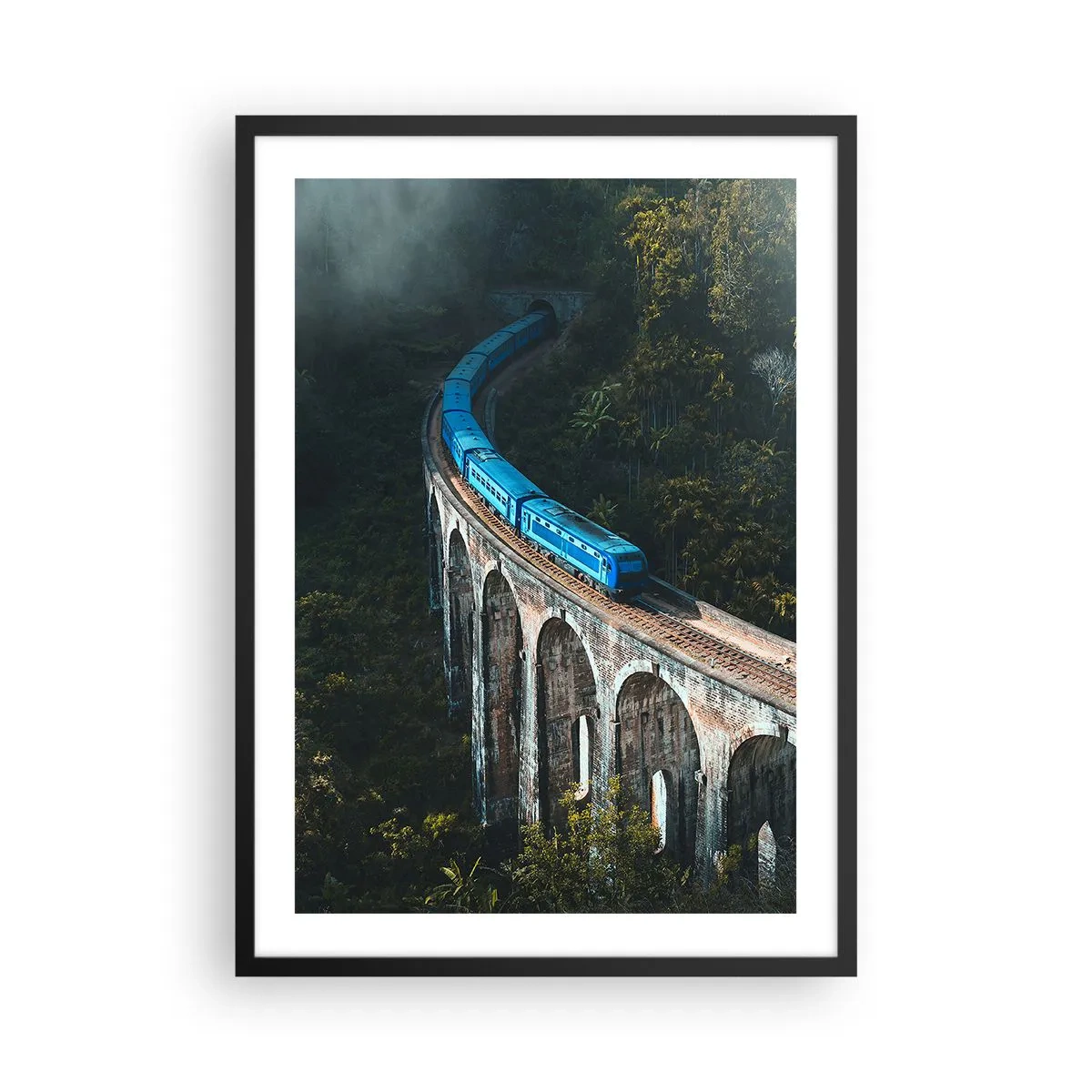 Poster in een zwarte lijst - Een blauwe trein die over een schilderachtig viaduct rijdt - 50x70cm - Neiging tot natuur - Moderne wanddecoratie voor woonkamer en slaapkamer ARTTOR