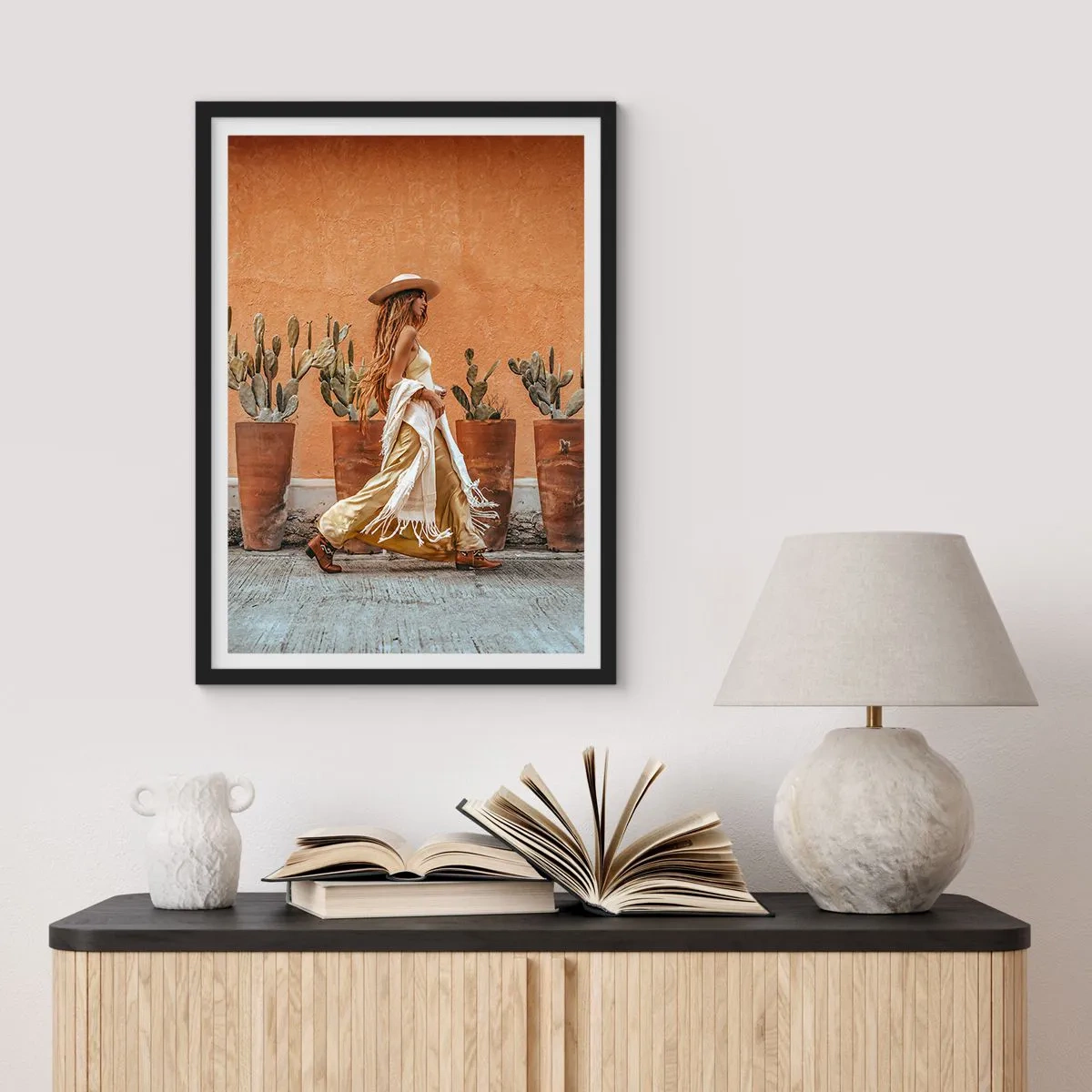 Poster in een zwarte lijst - Stijlvolle vrouw met hoed tegen een achtergrond van cactussen - 50x70cm - Hippie-stijl - Moderne wanddecoratie voor woonkamer en slaapkamer ARTTOR