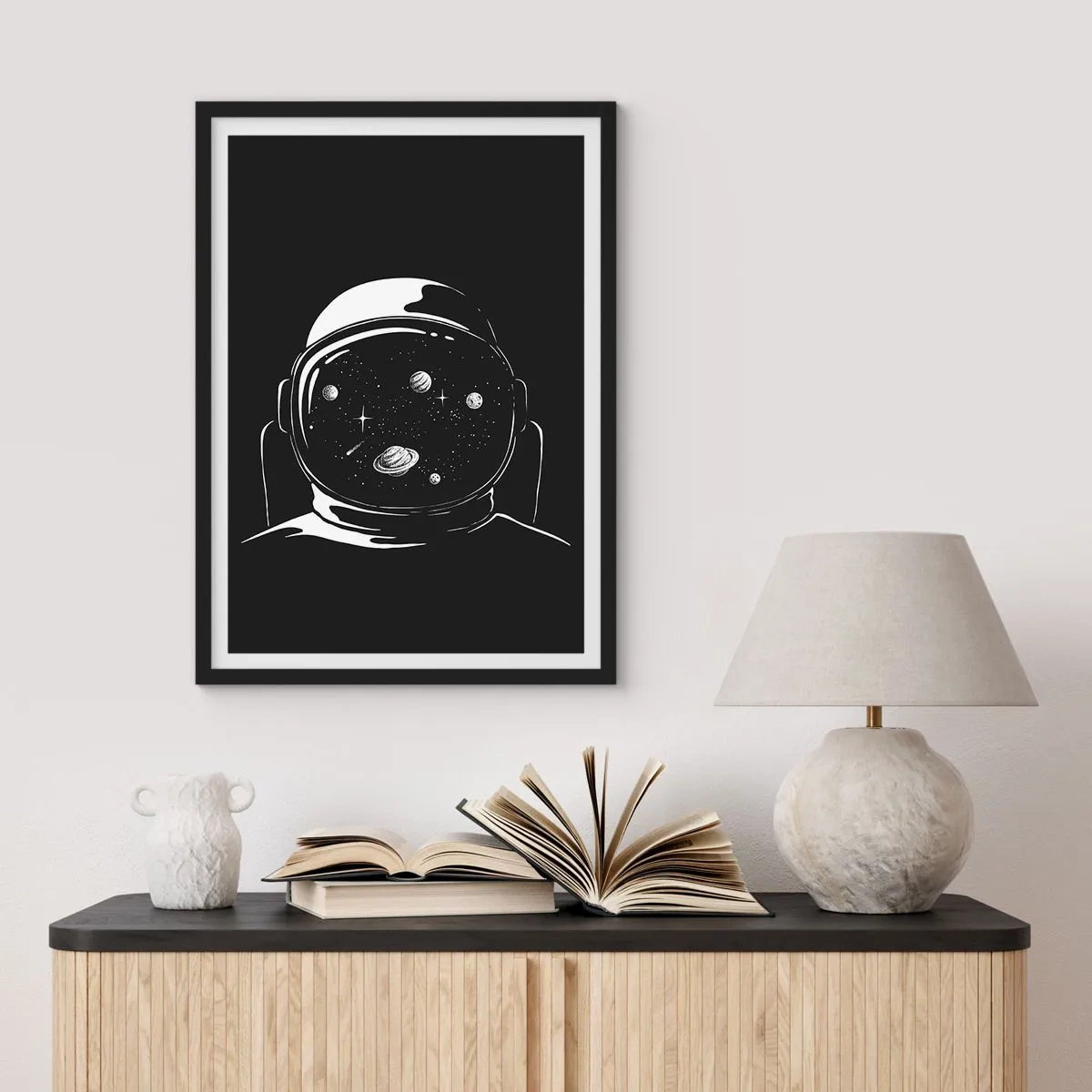 Poster in een zwarte lijst - Astronaut met de ruimte weerspiegeld in zijn helm - 50x70cm - Mooi uitzicht - Moderne wanddecoratie voor woonkamer en slaapkamer ARTTOR