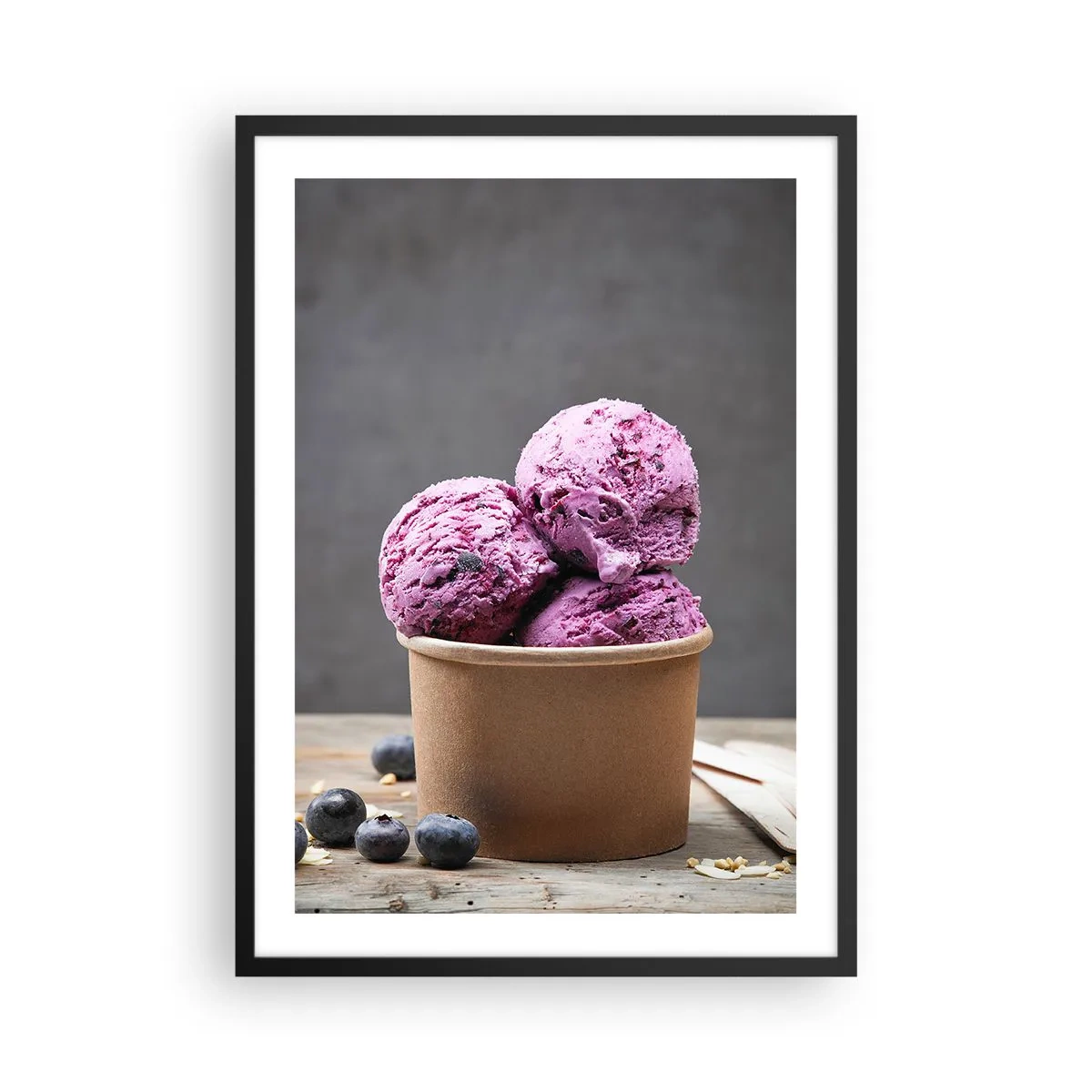 Poster in een zwarte lijst - Bolletjes bosbessenijs in een papieren bekertje - 50x70cm - Zoetheid en kou - Moderne wanddecoratie voor woonkamer en slaapkamer ARTTOR