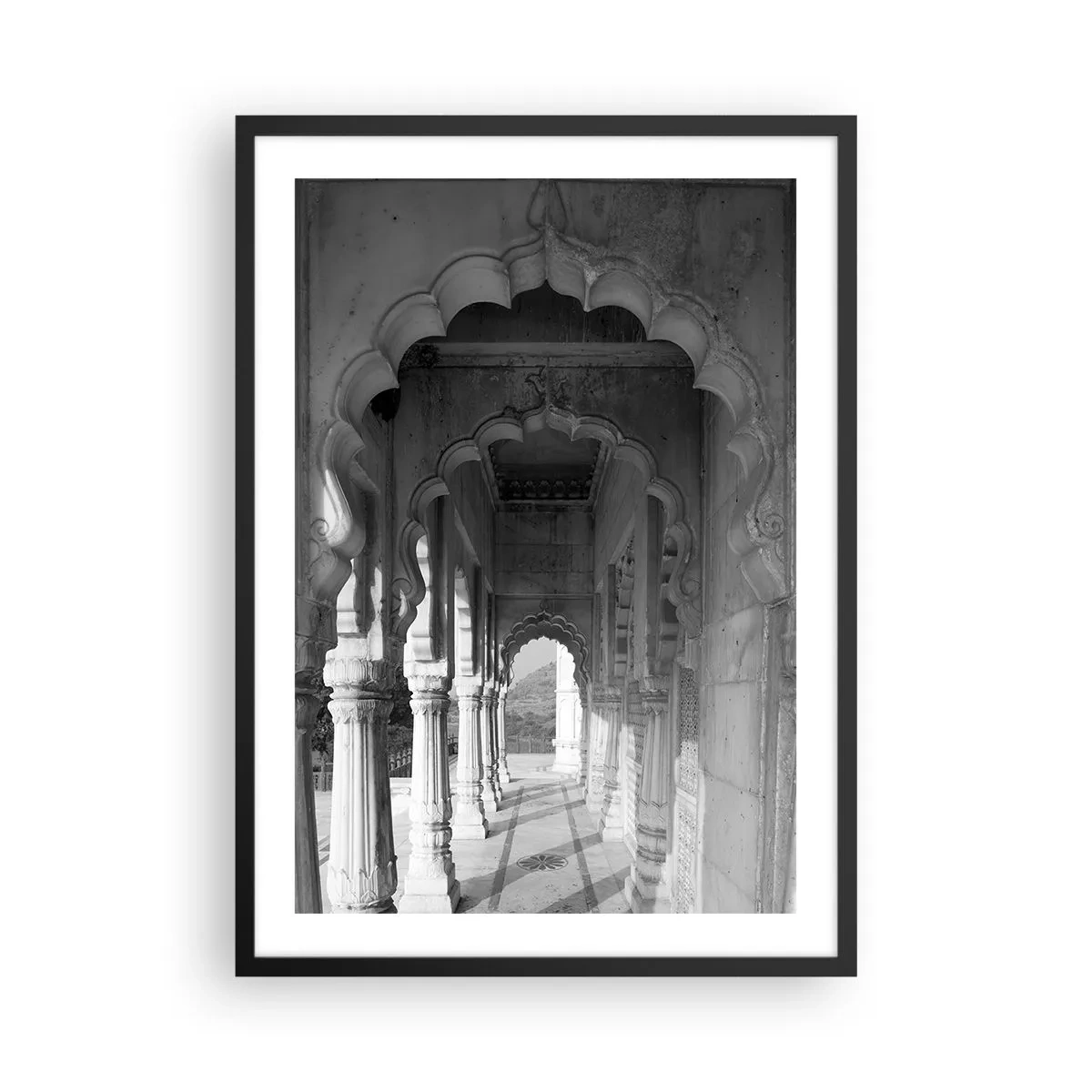 Poster in een zwarte lijst - Zwart-witfoto van architectuur met kolommen - 50x70cm - Oosterse sprookjes spelen zich hier af - Moderne wanddecoratie voor woonkamer en slaapkamer ARTTOR