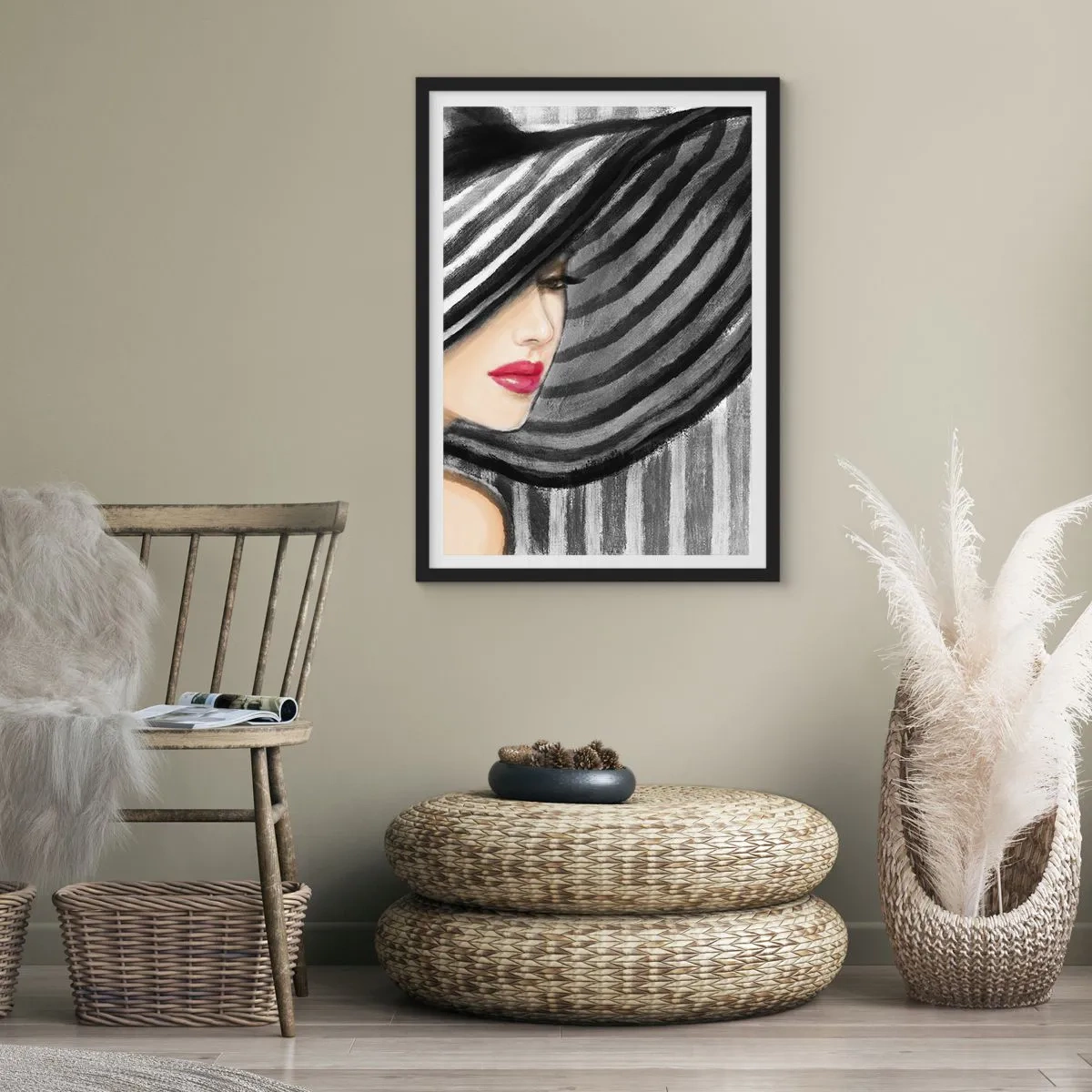 Poster in een zwarte lijst - Een vrouw met een brede hoed en rode lippen - 50x70cm - Waar moet je zoeken? - Moderne wanddecoratie voor woonkamer en slaapkamer ARTTOR