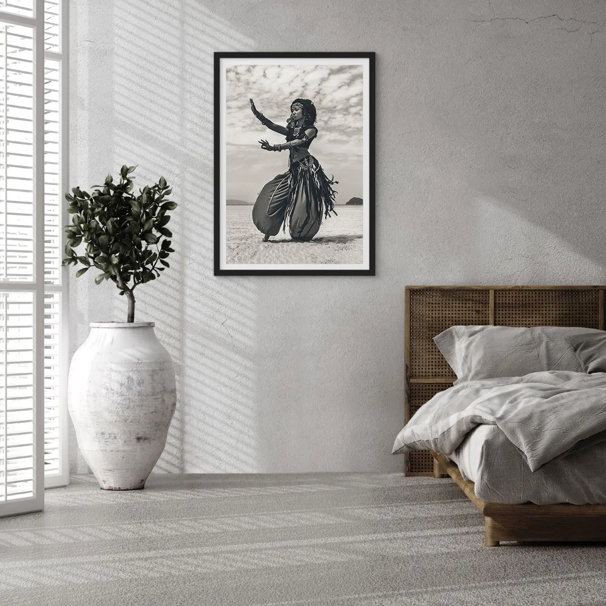 Poster in een zwarte lijst - Een etnische danser tegen een woestijnlandschap - 50x70cm - De dans van de zuidelijke eilanden - Moderne wanddecoratie voor woonkamer en slaapkamer ARTTOR