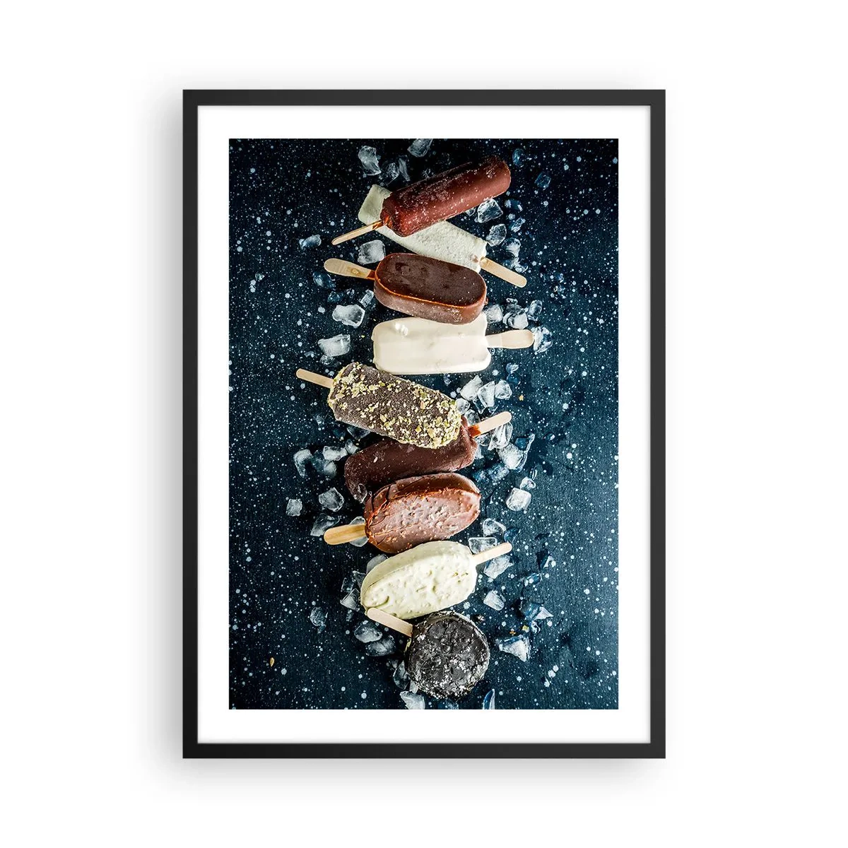 Poster in een zwarte lijst - Verschillende ijsjes omringd door ijs tegen een donkere lucht - 50x70cm - De smaak van hete zomer - Moderne wanddecoratie voor woonkamer en slaapkamer ARTTOR