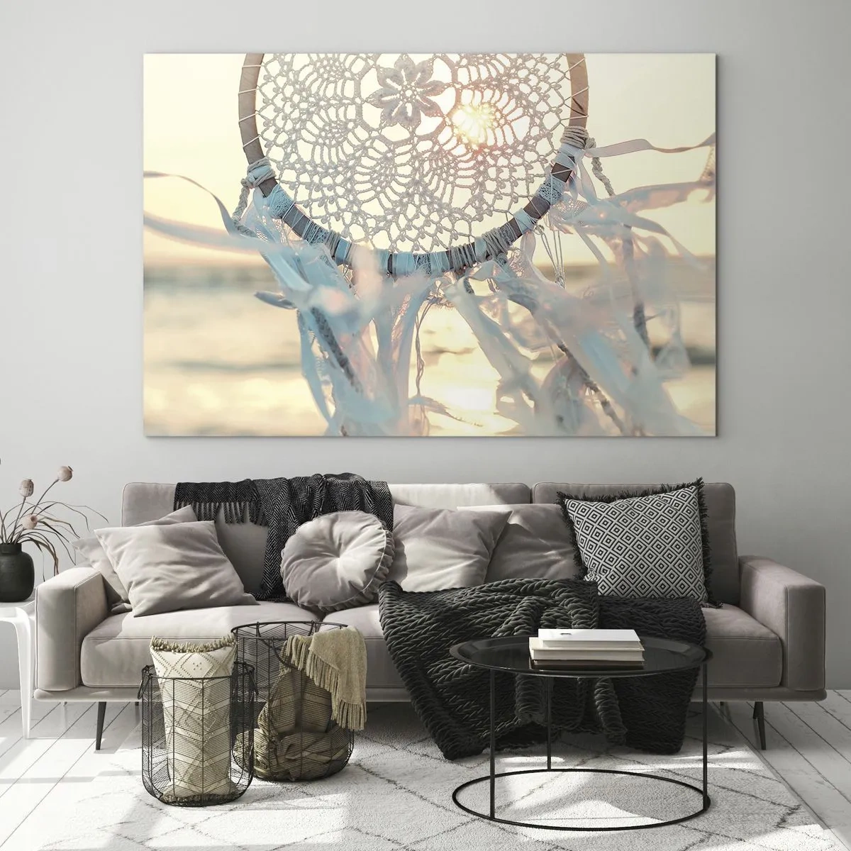 Schilderen op glas - Een totem van kant met delicate franjes tegen de achtergrond van de ondergaande zon boven de zee. - 70x50cm - Kanten totem - Moderne wanddecoratie voor woonkamer en slaapkamer ARTTOR