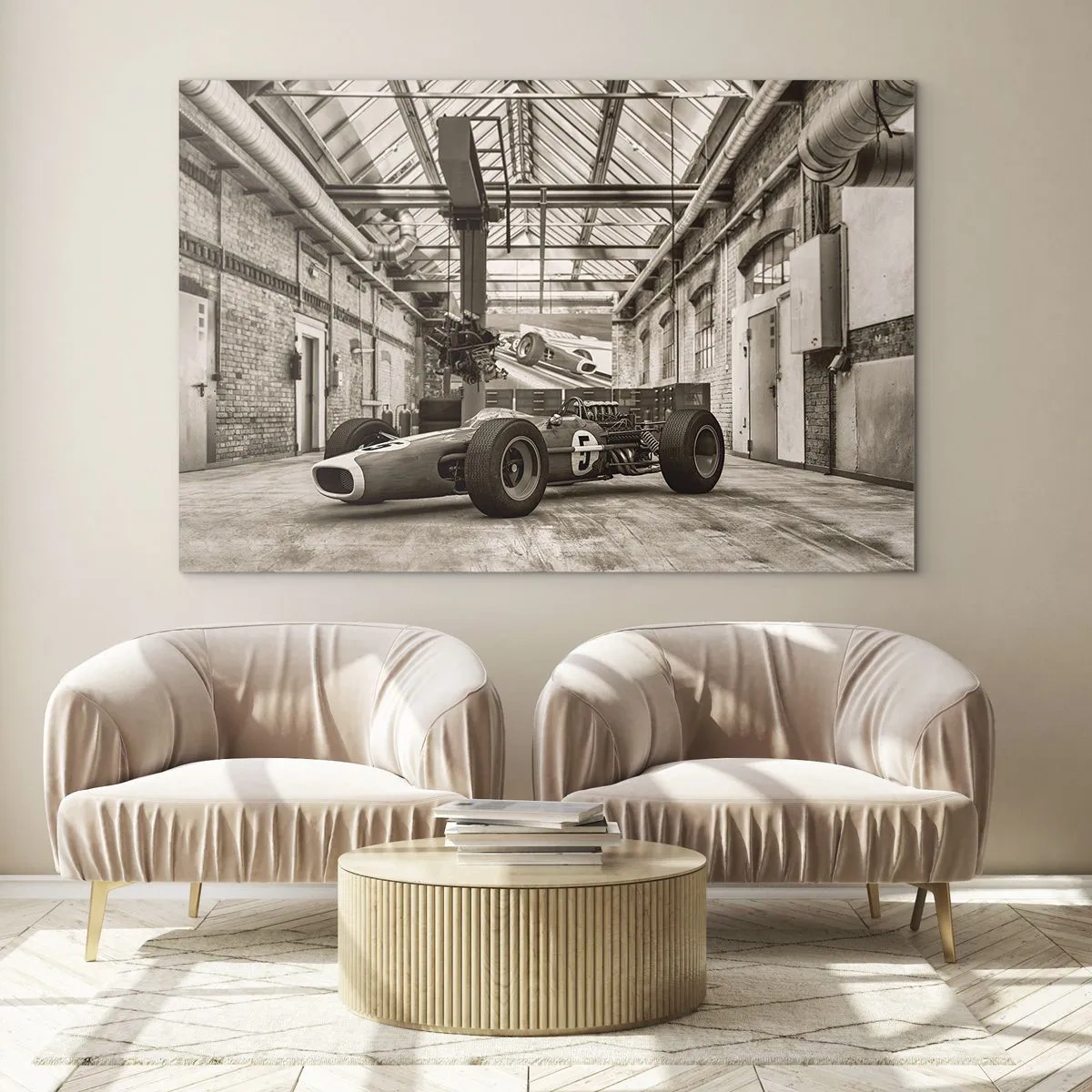 Schilderen op glas - Een klassieke racewagen in een industriële hal - 70x50cm - De rust van de winnaar - Moderne wanddecoratie voor woonkamer en slaapkamer ARTTOR