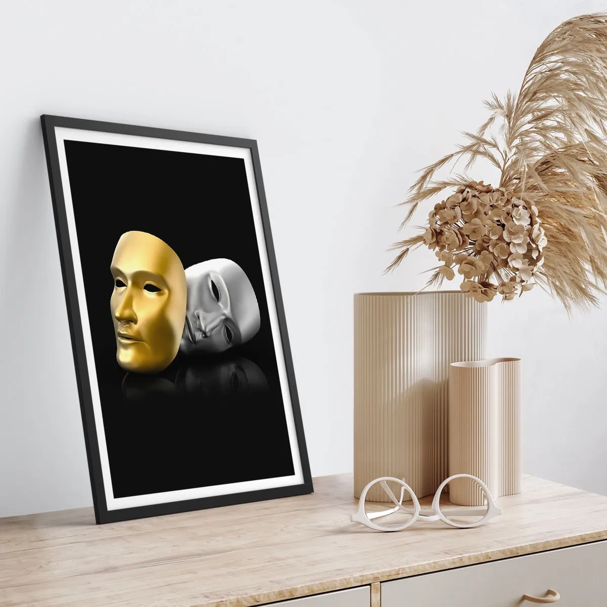 Poster in een zwarte lijst - Goud en zilveren masker op een zwarte achtergrond - 50x70cm - Het leven is theater - Moderne wanddecoratie voor woonkamer en slaapkamer ARTTOR