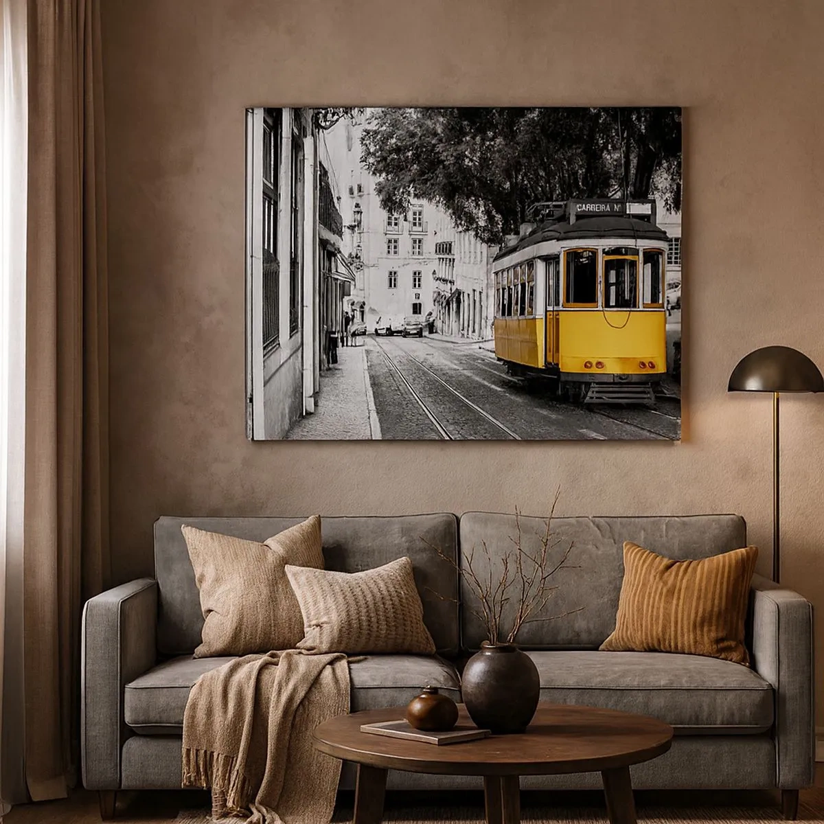 Schilderen op canvas - Een gele tram tegen de achtergrond van een zwart-witte straat - 70x50cm - En op de achtergrond fado - Moderne wanddecoratie voor woonkamer en slaapkamer ARTTOR