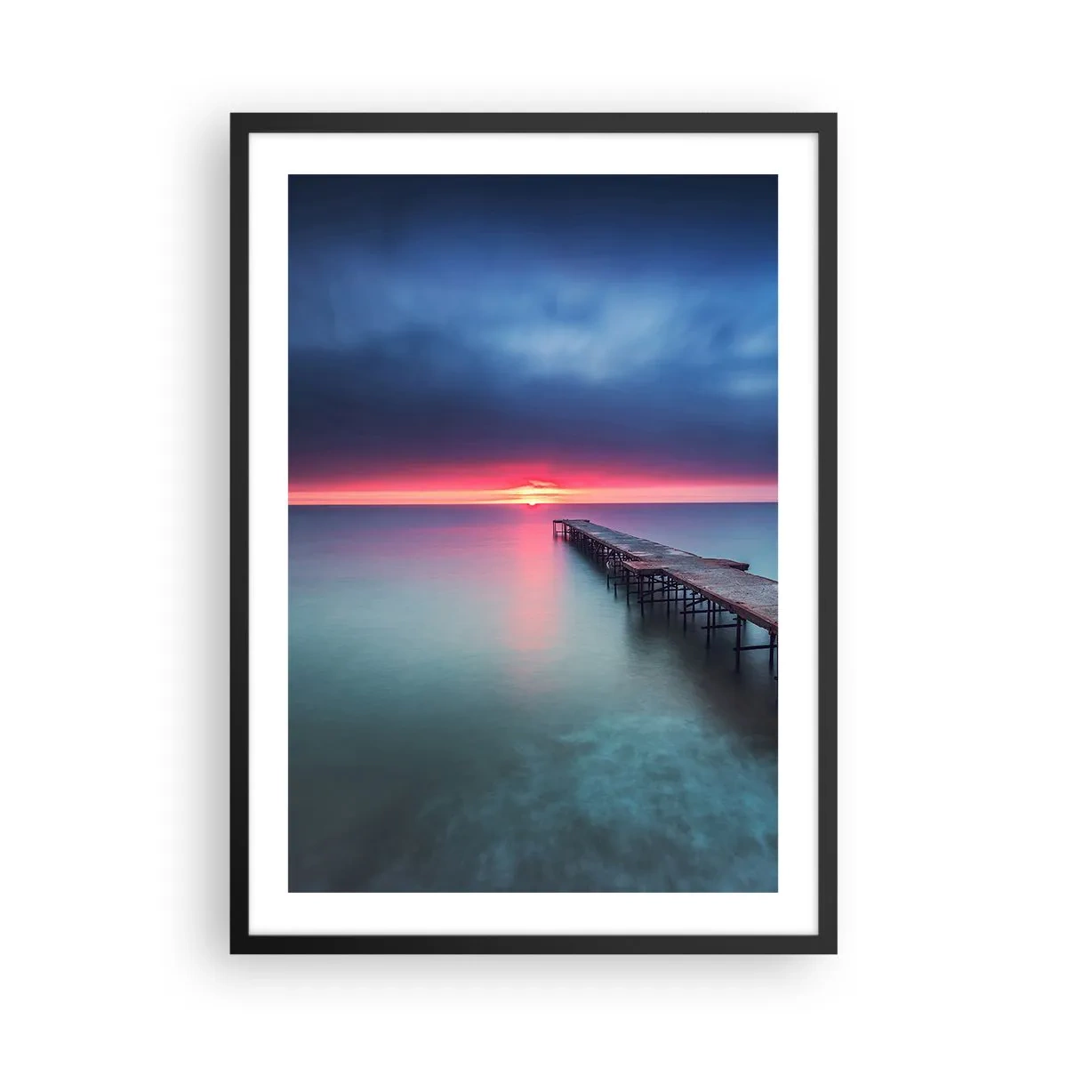 Poster in een zwarte lijst - Een steiger die uitsteekt in een kalme zee bij zonsondergang - 50x70cm - Tussen hemel en aarde - Moderne wanddecoratie voor woonkamer en slaapkamer ARTTOR