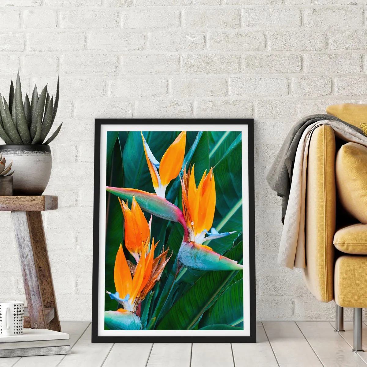 Poster in een zwarte lijst - Strelitzia-bloemen omgeven door groene bladeren - 50x70cm - Is het een bloem of is het een vogel? - Moderne wanddecoratie voor woonkamer en slaapkamer ARTTOR
