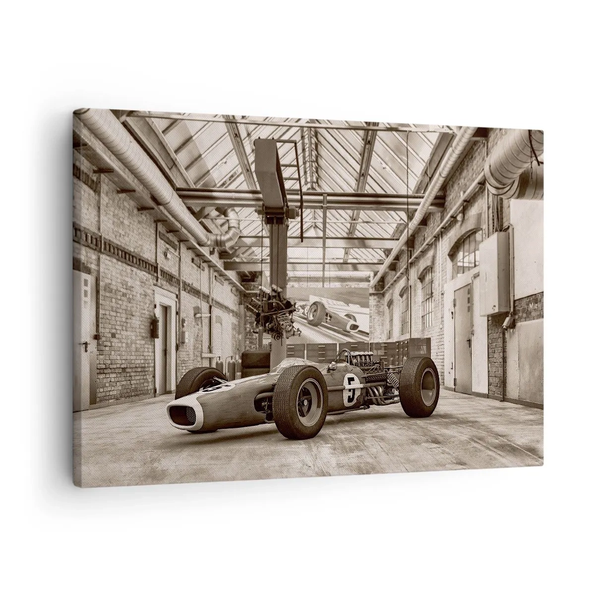 Schilderen op canvas - Zwart-witte racewagen in een industrieel interieur - 70x50cm - De rust van de winnaar - Moderne wanddecoratie voor woonkamer en slaapkamer ARTTOR