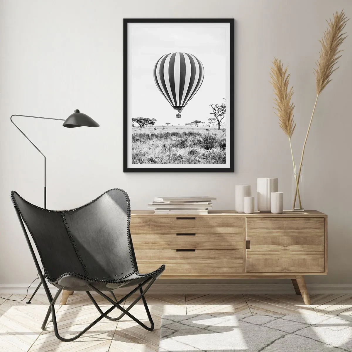 Poster in een zwarte lijst - Een heteluchtballon zweeft over de savanne in zwart-wit. - 50x70cm - Boven de savanne - Moderne wanddecoratie voor woonkamer en slaapkamer ARTTOR