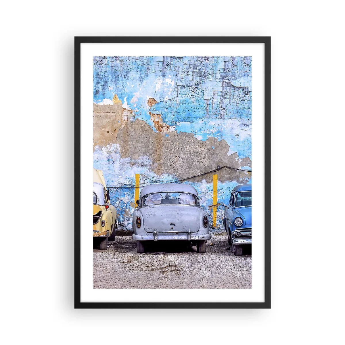 Poster in een zwarte lijst - Oude auto's tegen een versleten blauwe muur - 50x70cm - Veteranenbijeenkomst - Moderne wanddecoratie voor woonkamer en slaapkamer ARTTOR