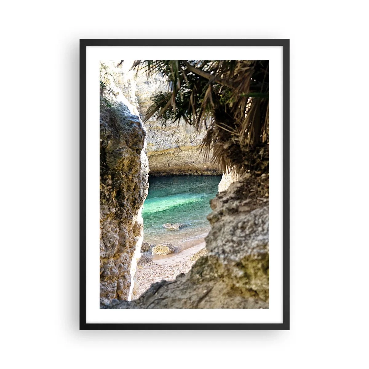 Poster in een zwarte lijst - Uitzicht op het verborgen strand door een rotsachtige kloof - 50x70cm - Turkoois baai - Moderne wanddecoratie voor woonkamer en slaapkamer ARTTOR
