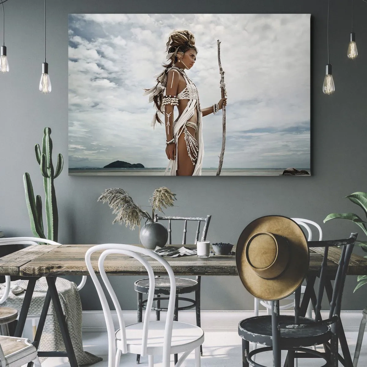 Schilderen op canvas - Gestileerde vrouw op het strand met etnische ornamenten en een stok - 70x50cm - Koningin van de tropen - Moderne wanddecoratie voor woonkamer en slaapkamer ARTTOR