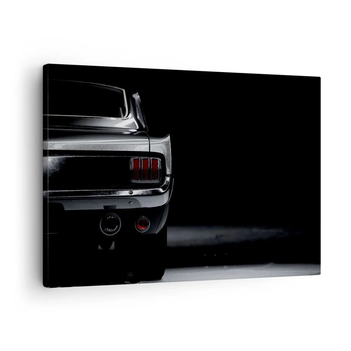 Schilderen op canvas - Een zwart-witfoto van de achterkant van een klassieke auto tegen een donkere achtergrond. - 70x50cm - De charme van de klassieker - Moderne wanddecoratie voor woonkamer en slaapkamer ARTTOR