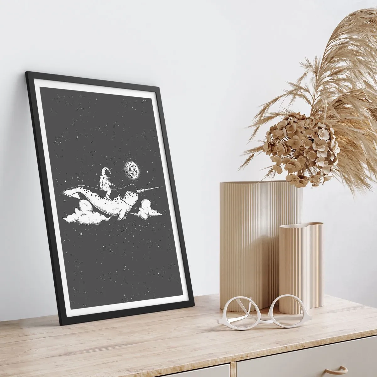 Poster in een zwarte lijst - Astronaut op de rug van een narwal in de ruimte - 50x70cm - Ruimte Ruiter - Moderne wanddecoratie voor woonkamer en slaapkamer ARTTOR