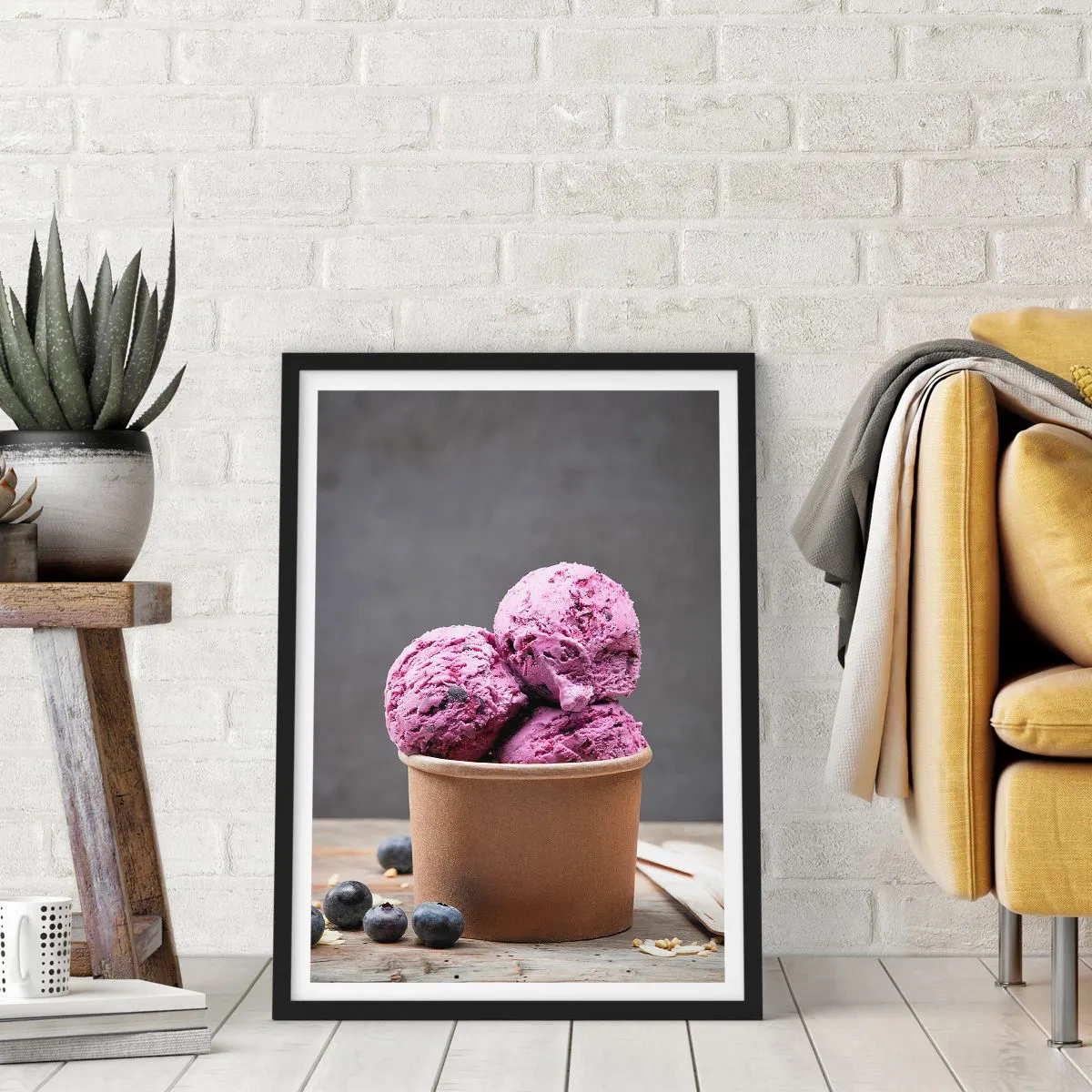 Poster in een zwarte lijst - Bolletjes bosbessenijs in een papieren bekertje - 50x70cm - Zoetheid en kou - Moderne wanddecoratie voor woonkamer en slaapkamer ARTTOR