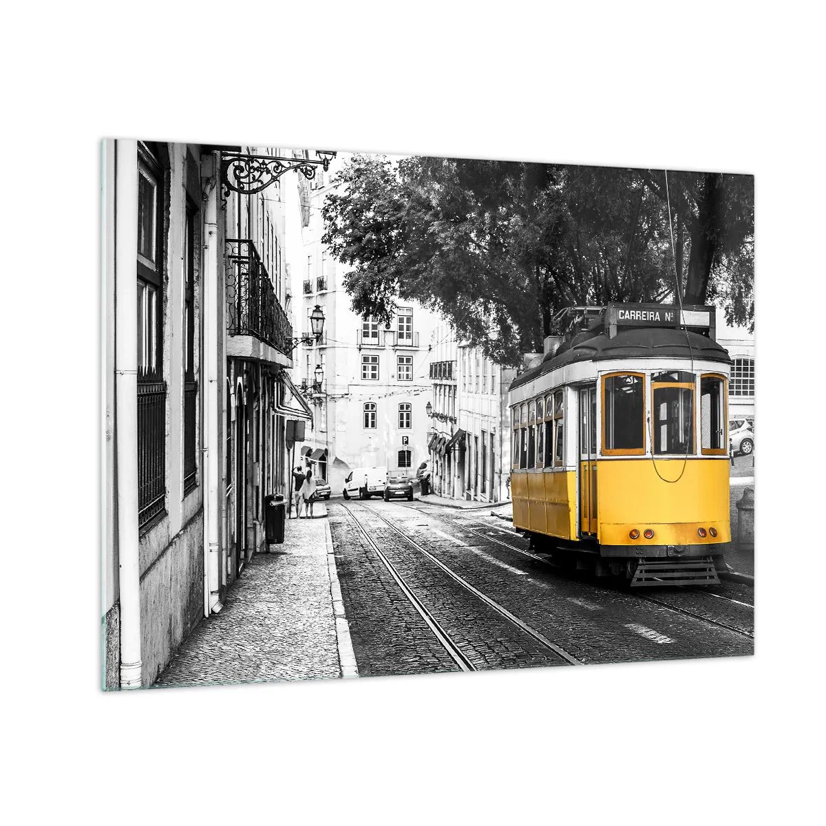 Schilderen op glas - Een gele tram tegen de achtergrond van een zwart-witte straat - 70x50cm - En op de achtergrond fado - Moderne wanddecoratie voor woonkamer en slaapkamer ARTTOR