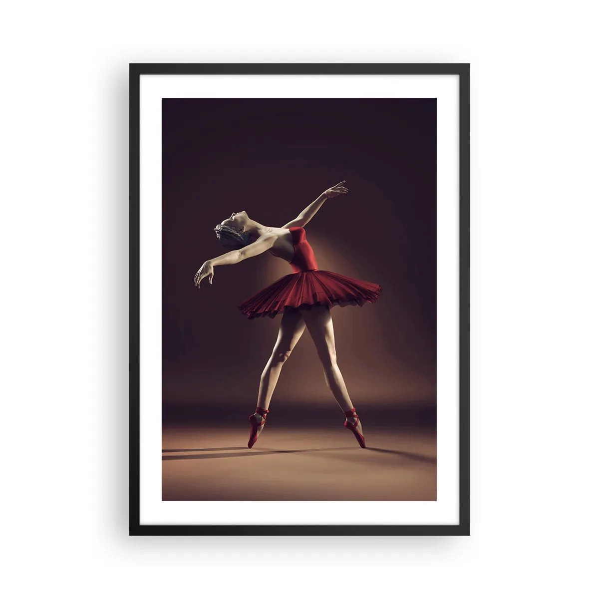Poster in een zwarte lijst - Een balletdanseres in een rode jurk op het podium - 50x70cm - Een prima ballerina - Moderne wanddecoratie voor woonkamer en slaapkamer ARTTOR