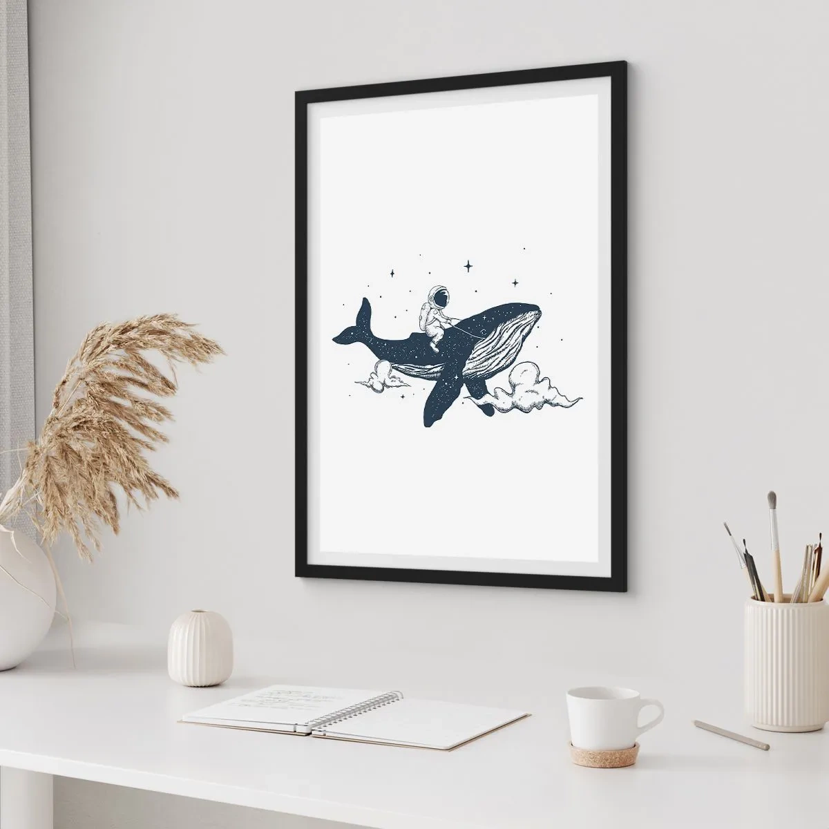 Poster in een zwarte lijst - Een kleurrijke illustratie van een ruimteraket die tussen de sterren vliegt. - 50x70cm - Ruimte avontuur - Moderne wanddecoratie voor woonkamer en slaapkamer ARTTOR
